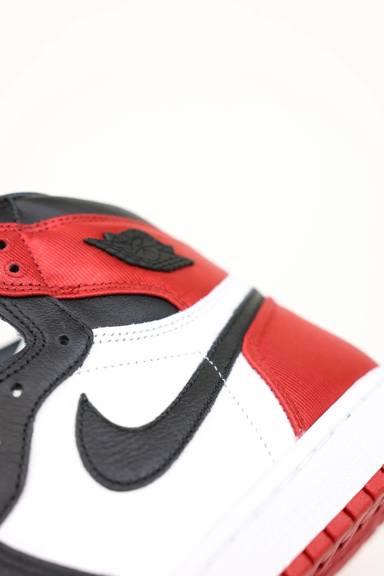 Jordan 1 Retro High Satin Black Toe